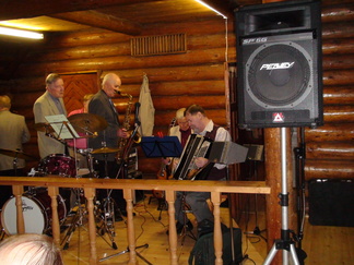 Sinipojat Eero Mäkisen johdolla vastasivat illan musiikista. Solistina viehättävä Ritva Erenius