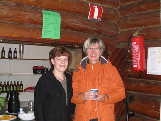 Marketta Sillman ja Anneli Tuominen tarkkailevat, löytyykö tuttuja.