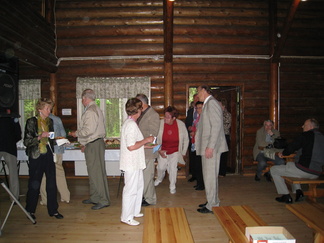 Erkki Vartinen valvoo järjestystä kahvijonossa. Hyvin se menee kaikkien tuttujen kesken. Erkki tunnetaan myös Vehmaisten Ragulinina