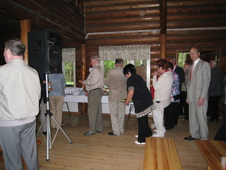 Erkki Vartisen tiukka katsee valvoo järjestystä koko salissa