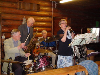 Ritva Erenius ja Sinipojat illan tunnelmissa. Musiikki ei tästä parane. 