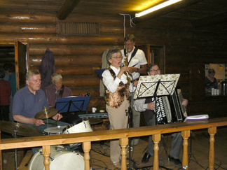 Upea ja kaunisääninen solisti Ritva Erenius ja Eero Mäkinen orkestereineen vastasivat illan erinomaisesta musiikkitarjonnasta 