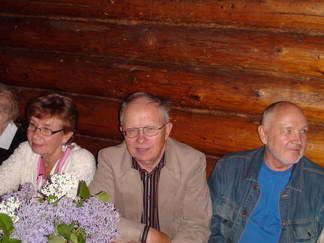 Tuula ja Seppo Kantola sekä Leo Reinhardt ottivat illan rennosti